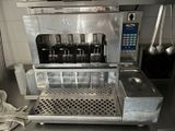 une machine posée sur le comptoir d'une cuisine