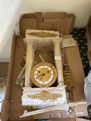 une boîte en carton contenant une horloge