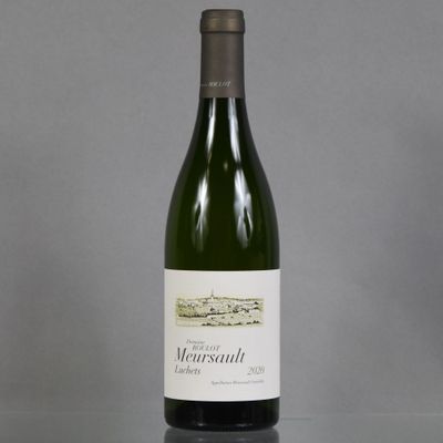 une bouteille de vin posée sur une table
