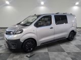 la camionnette blanche est garée sur le sol en damier d'une pièce