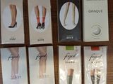 six paires de bas moulants sont alignées sur une table