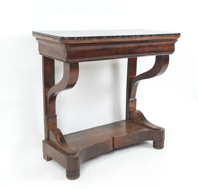 une vieille table en bois avec un plateau en marbre sur fond blanc