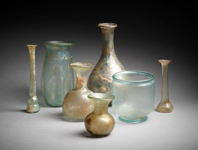 de nombreux vases en verre et autres vases posés sur une table