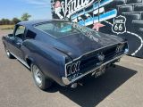une photo d'une « muscle car » classique garée devant un mur