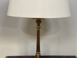 une lampe de table en laiton ancien surmontée d'un abat-jour blanc