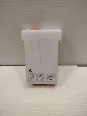 une boîte blanche munie d'une poignée rouge, posée sur un comptoir blanc