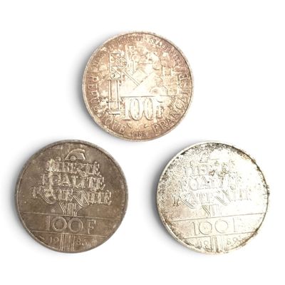 trois types de pièces différents sont présentés sur une surface blanche