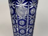 un vase en verre bleu orné d'un motif d'ananas