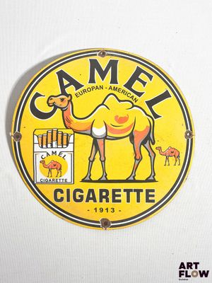 une enseigne « Camel » accrochée au mur d'un magasin