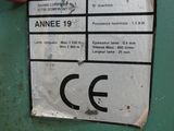 une étiquette sur le côté d'une machine indiquant « annee 19 »