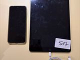 deux téléphones et un chargeur posés sur une table