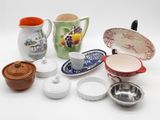 de nombreux types de plats et de tasses sur la table