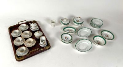 un petit plateau avec des tasses et des soucoupes posé sur une table blanche