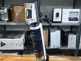 un aspirateur posé sur une table dans une pièce