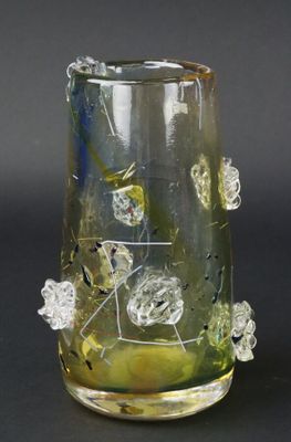 un vase en verre rempli de fleurs