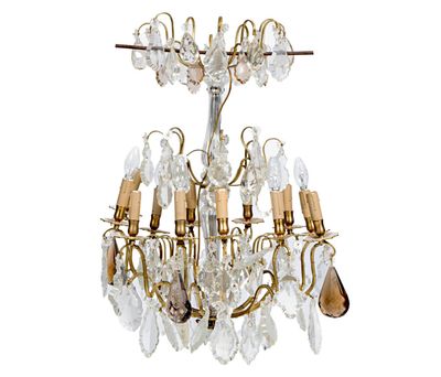un lustre en verre et en laiton