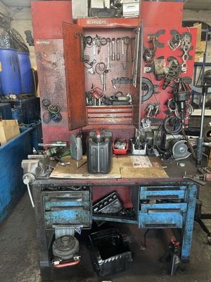 un établi avec de nombreux outils dans un garage