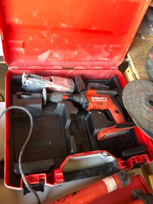 une boîte à outils rouge avec des outils sur une table