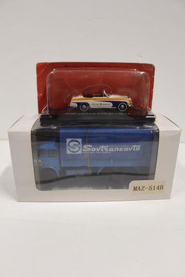 une boîte sur laquelle est posée une petite voiture