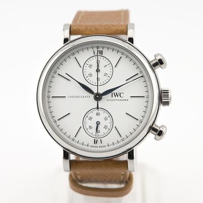 Gros plan sur une montre-bracelet à cadran blanc