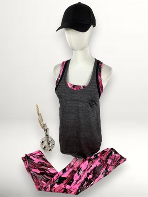 un ensemble composé d'un débardeur et d'un legging pour femme, avec une casquette de baseball