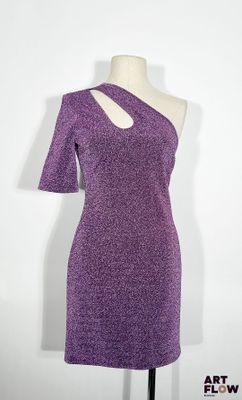 un gros plan sur une robe violette portée par un mannequin