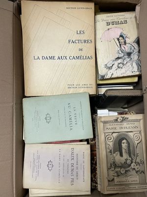 de nombreux livres dans une boîte, posés sur une table