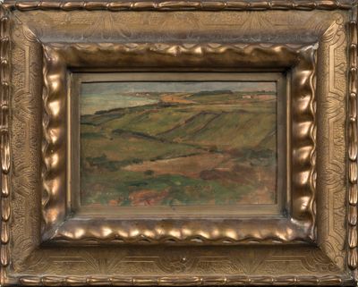 une peinture à l'huile représentant un paysage avec des collines et des arbres, dans un cadre doré