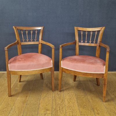 PAIRE DE FAUTEUILS à dossier hotte ajouré de flèches de Styl…