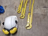 un casque de chantier, une paire de gants et deux clés posées par terre