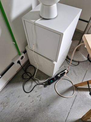 Deux caissons en mélaminé blanc et bois peint blanc et deux …
