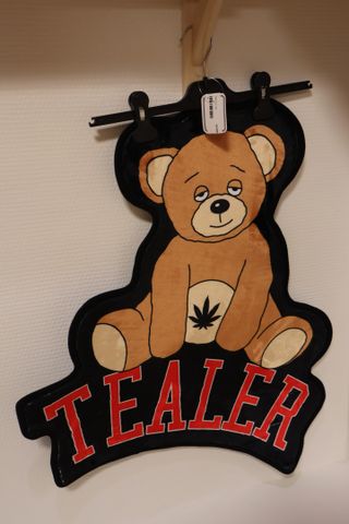 TEALER – Tapis Bear Rug. Neuf. Possibilité d’envoi à la charge de...