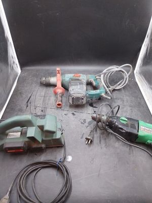 de nombreux outils qui traînent dans une boîte