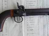 un pistolet posé sur une feuille de papier