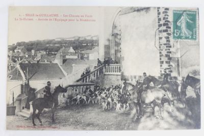 une photo d'une carte postale représentant un homme à cheval devant une foule de gens