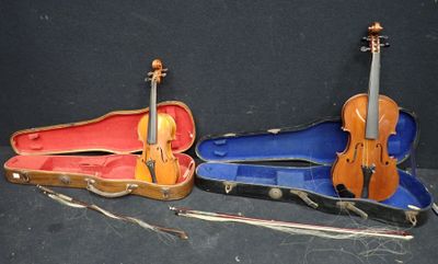 deux étuis à violon posés l'un à côté de l'autre sur une surface noire