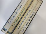 une pile de livres posée sur une table