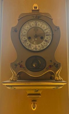 une horloge accrochée au mur d'un immeuble