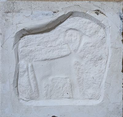un éléphant blanc sculpté sur la façade d'un immeuble