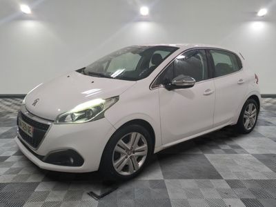 la photo d'une voiture blanche garée dans un garage