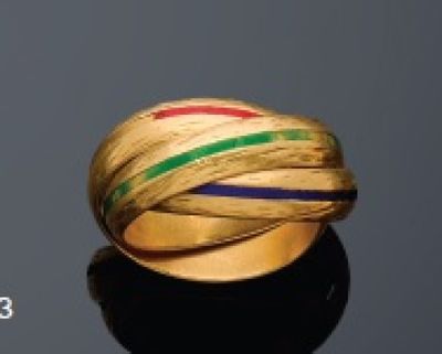 une bague en or ornée de rayures multicolores