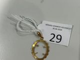 un collier en or portant un numéro, posé sur une table