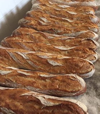 beaucoup de baguettes alignées sur une table