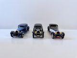 trois petites voitures posées sur une table
