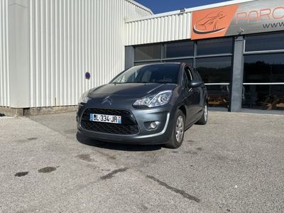 une voiture grise garée devant un bâtiment devant un bâtiment