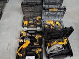 un grand nombre d'outils posés sur le sol