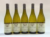 quatre bouteilles de vin sont alignées sur une surface blanche