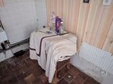 une salle de bains équipée de toilettes, d'un lavabo et d'une baignoire