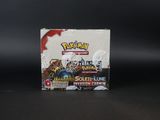 un gros plan d'une boîte de cartes à collectionner Pokémon sur fond noir