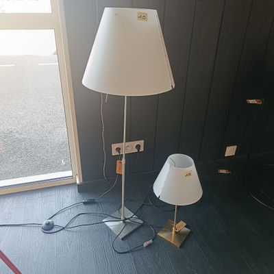 une lampe posée par terre à côté d'une autre lampe